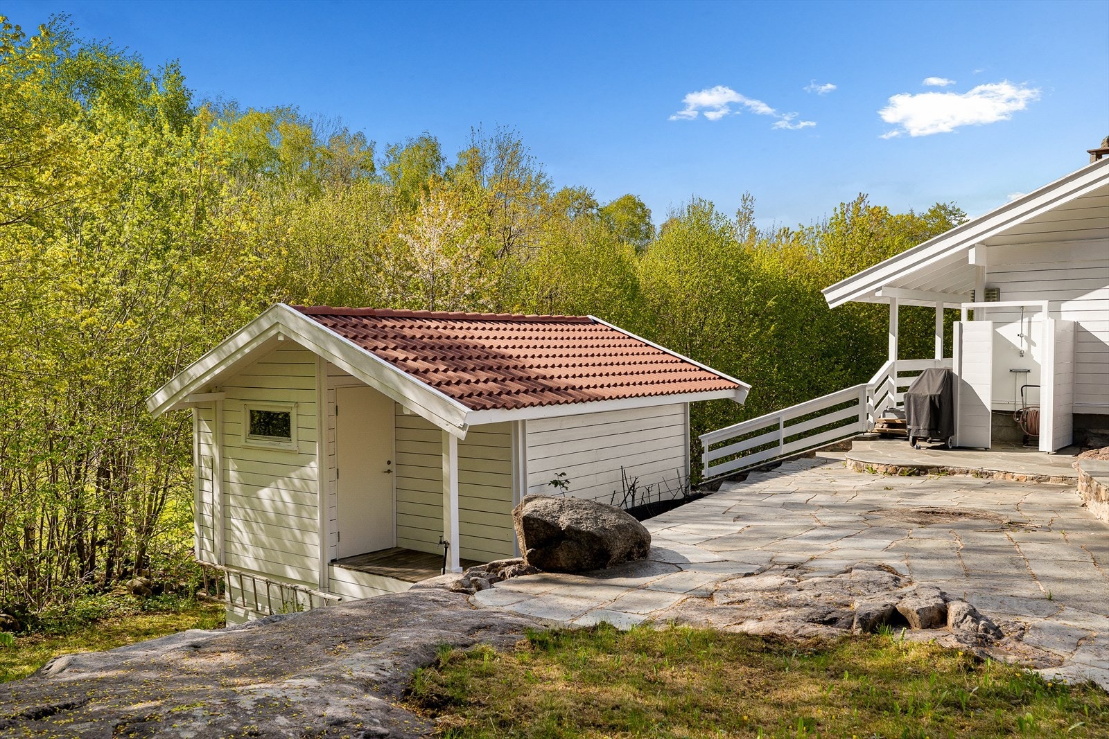 På eiendommen står et frittstående uthus fra 1983, oppført i tre. Galleribilde