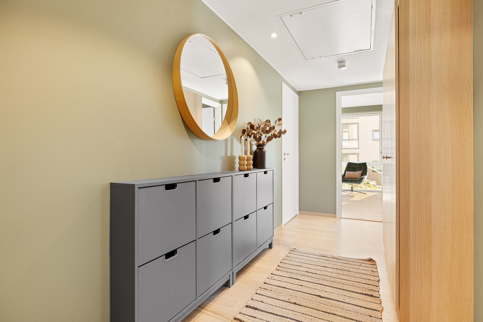 Entréen fremstår lys og innbydende med rikelig plass til garderobe og god lagringskapasitet. Galleribilde