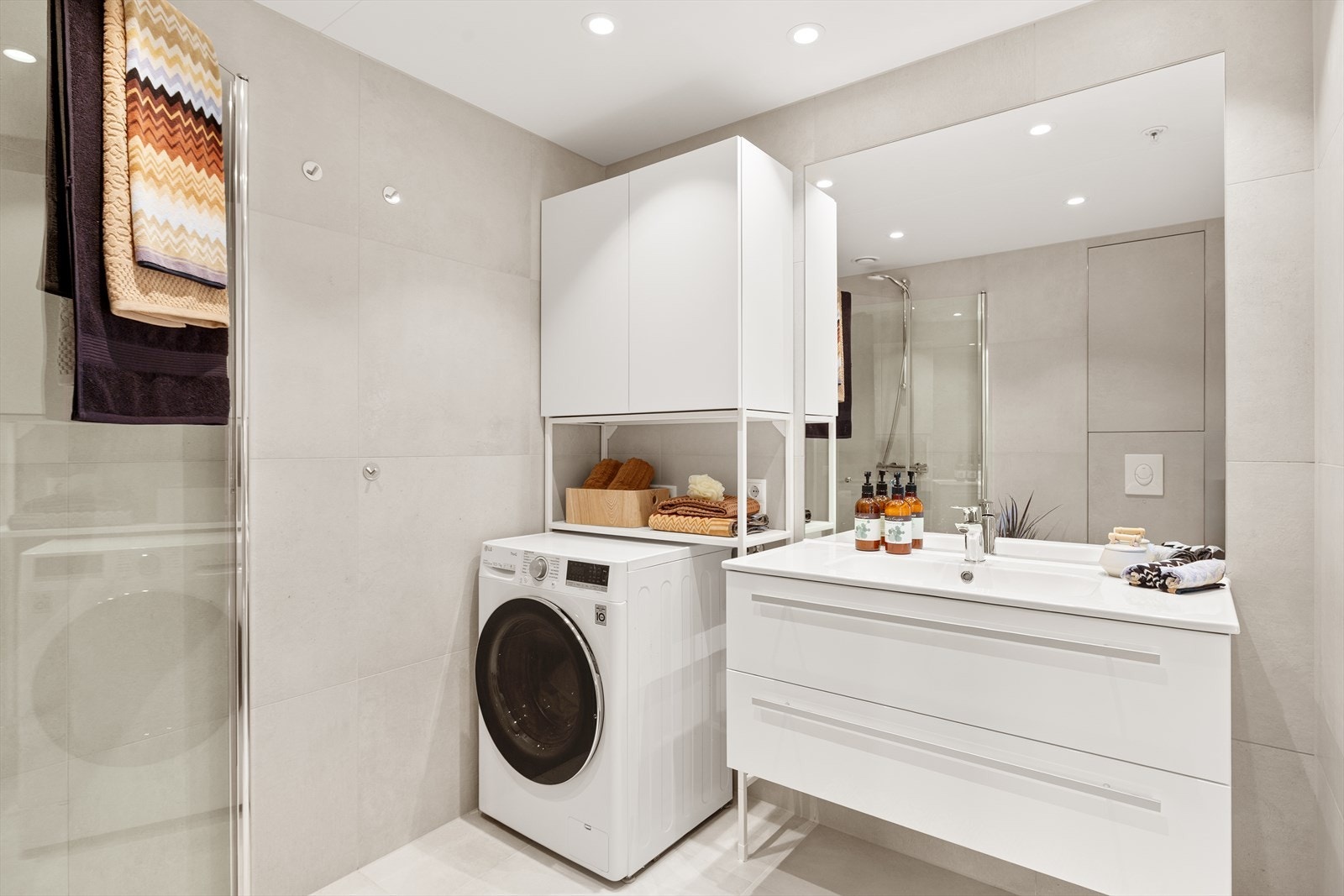 Videre er badet utstyrt med opplegg for vaskemaskin, downlights i himling og et stort speil som bidrar til en romslig følelse. Galleribilde