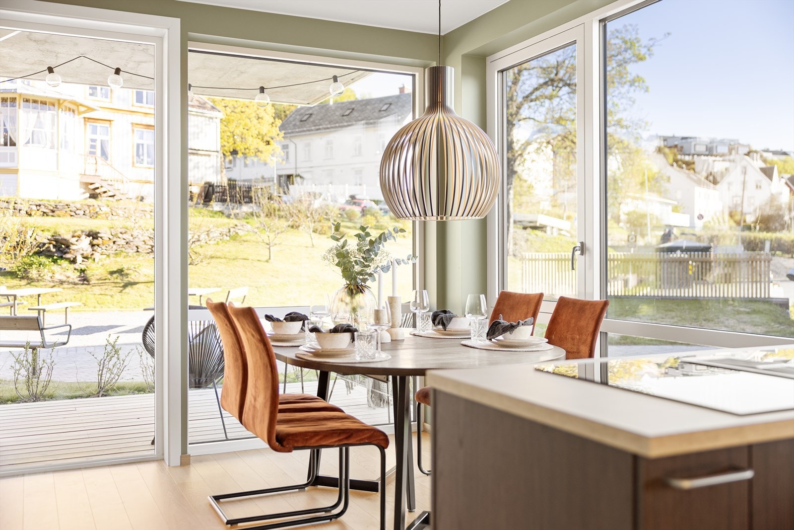 Ved kjøkkenet er det god plass til spisegruppe, perfekt for sosiale sammenkomster og hverdagsmåltider. Galleribilde