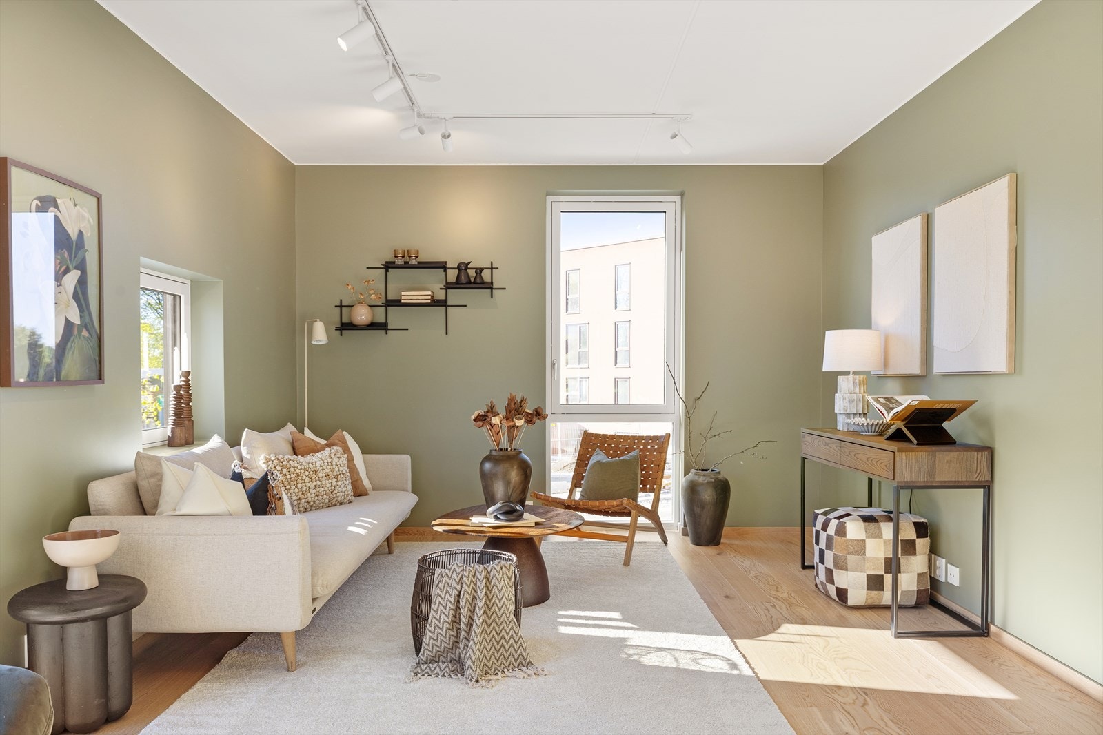 Lys og innbydende stue med store vindusflater som slipper inn rikelig med naturlig lys. Galleribilde