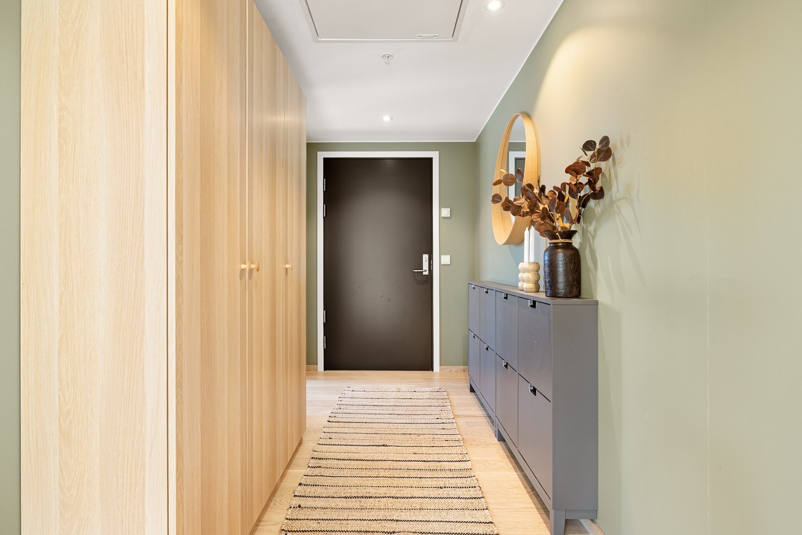 Leiligheten disponerer parkeringsplass og bod i kjeller på 5 m². Velkommen til visning! Galleribilde
