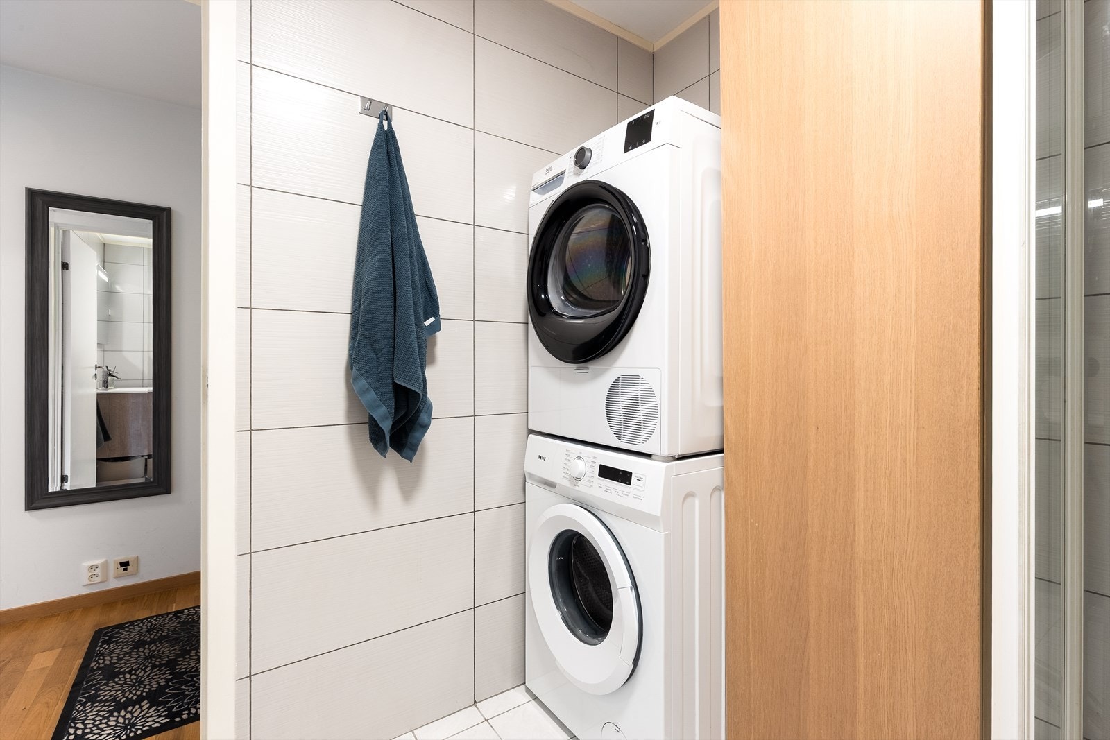 Badet har dusjkabinett og mekanisk avtrekk som er koblet til byggets felles avtrekksanlegg. Galleribilde