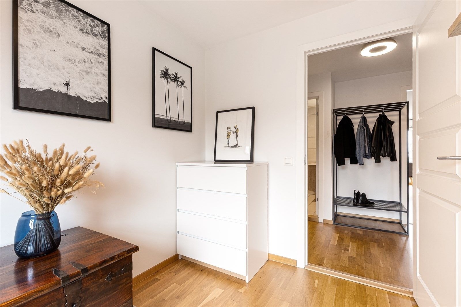 Også dette rommet har parkett på gulv og malte, lyse veggflater. Galleribilde