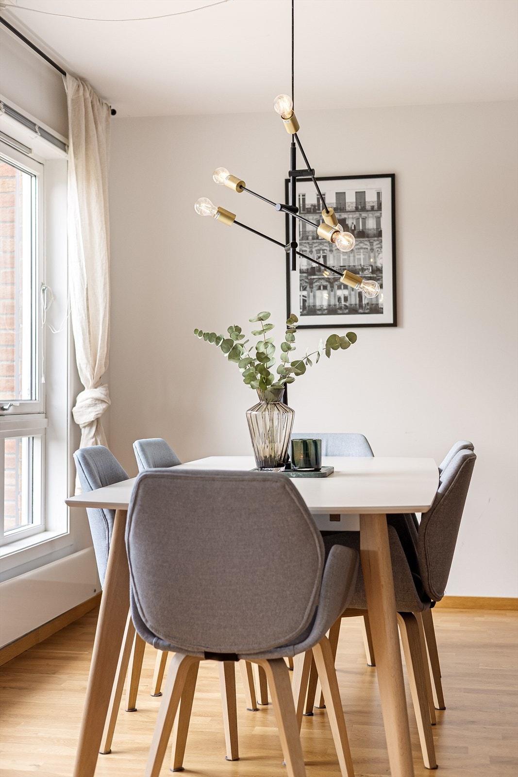 Vinduene i leiligheten er utført i malt tre med 2-lags glass. Galleribilde