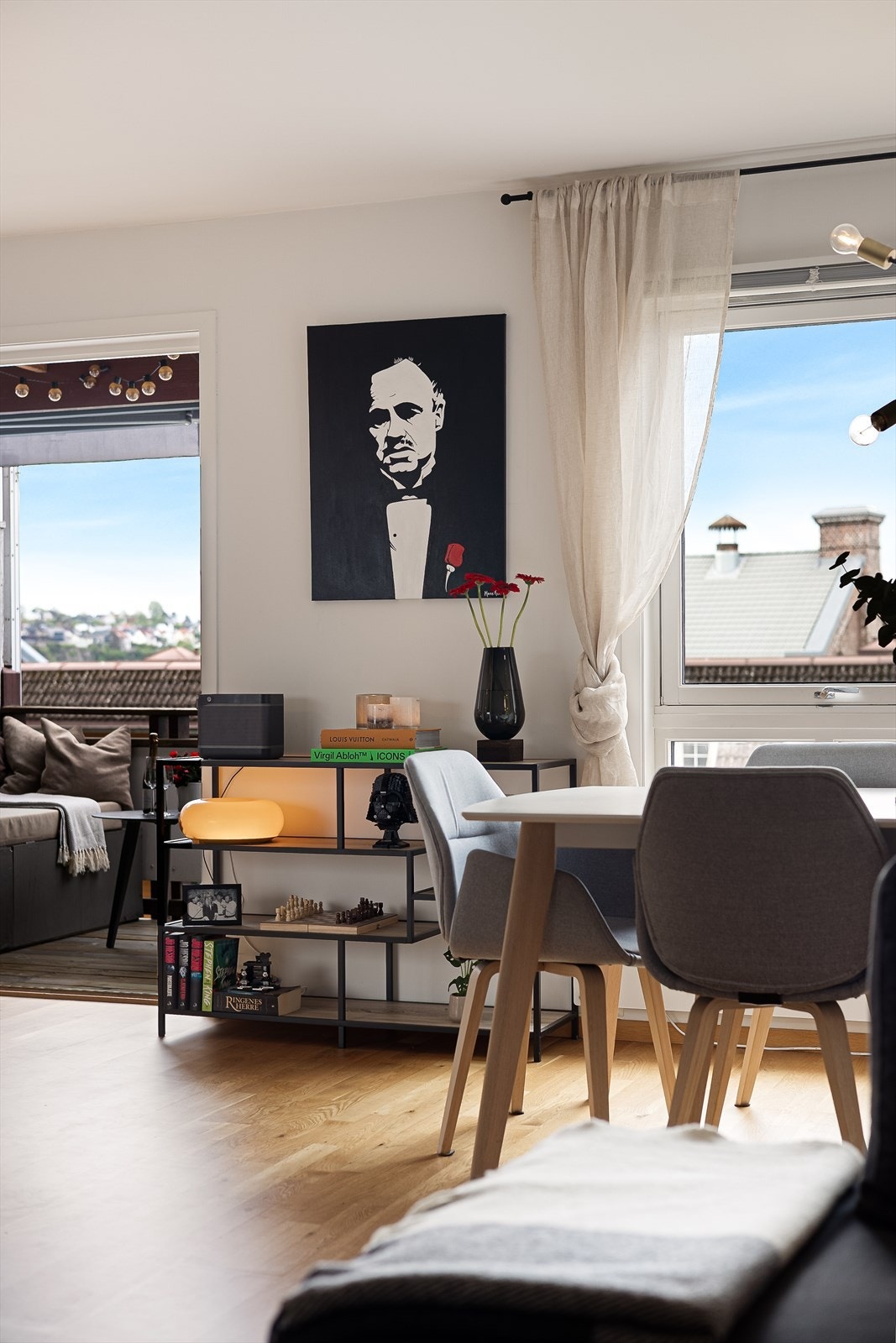 De store vindusflatene slipper inn rikelig med dagslys. Galleribilde