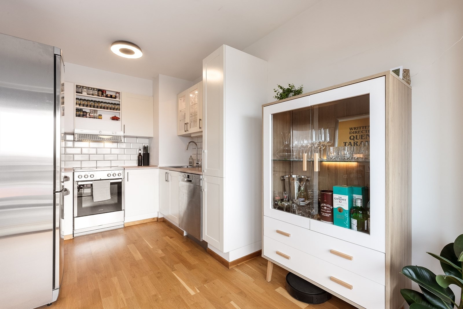 Kjøkkeninnredning med profilerte fronter og benkeplate i laminat. Kjøl/fryseskap, oppvaskmaskin og komfyr medfølger. Galleribilde