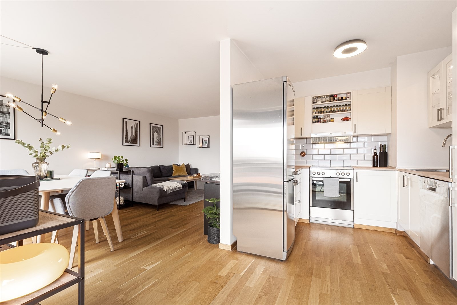 Leiligheten har en åpen løsning mellom stue og kjøkken, med ny parkett lagt i 2020. Galleribilde