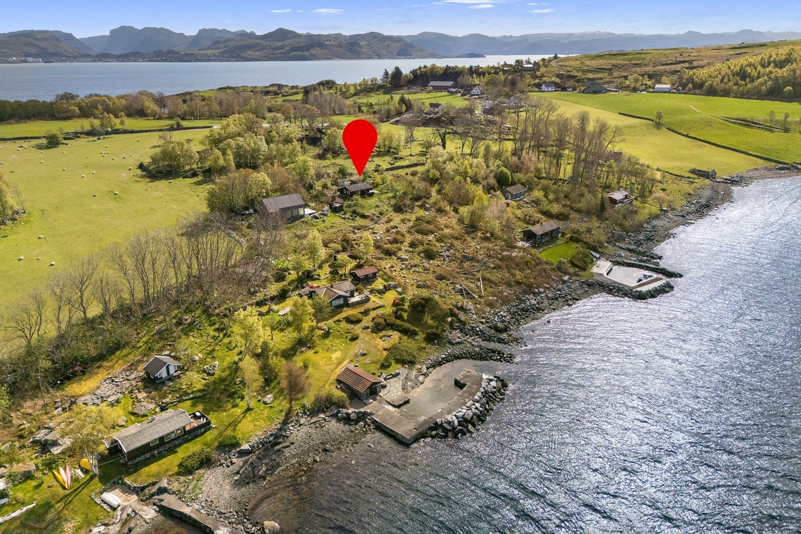 Hytten ligger i etablert hyttefelt, med store tomter og nærhet til sjøen Galleribilde