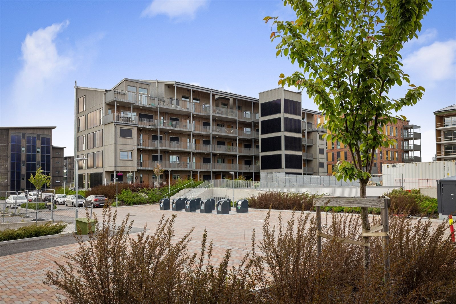 Parkeringsplass i garasje med elbil lader (egen strømregning på ladepunkt). Galleribilde