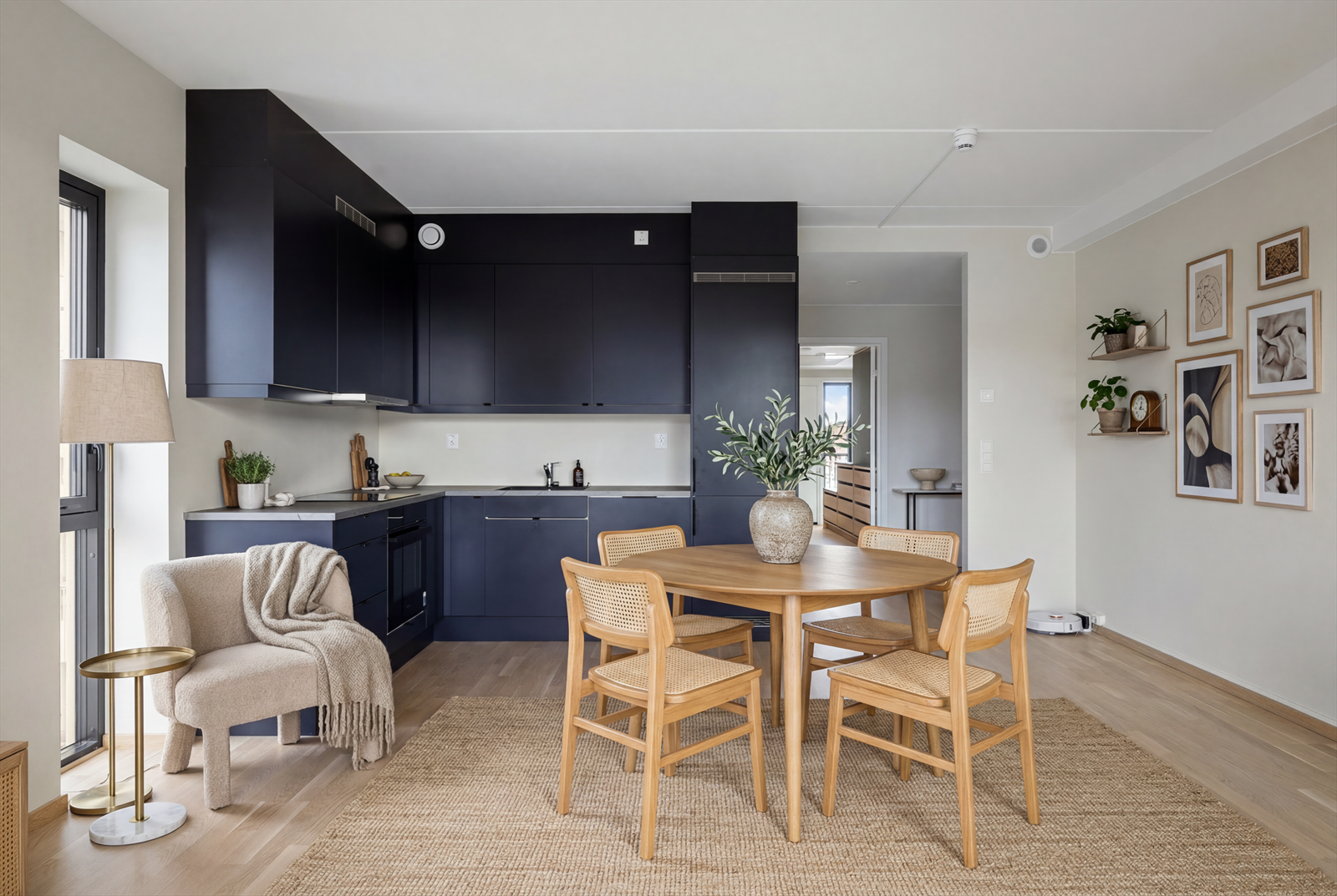 Boligen holder en teknisk standard som kalles Future Living . Med avanserte energiløsninger, perfekt isolering og solfangere får vi passivhus som produserer store deler av sitt eget energibehov. Dessuten er det smart styring av alt strømforbruk. Galleribilde