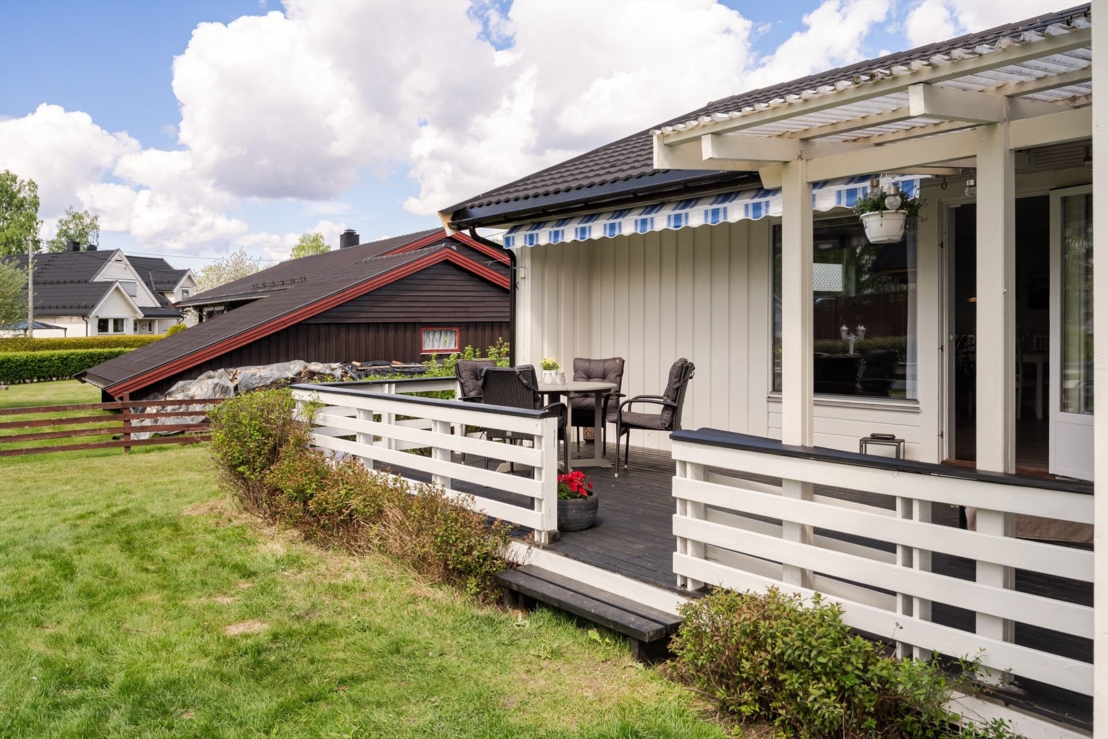 Direkte adkomst til hagen fra terrassen. Galleribilde