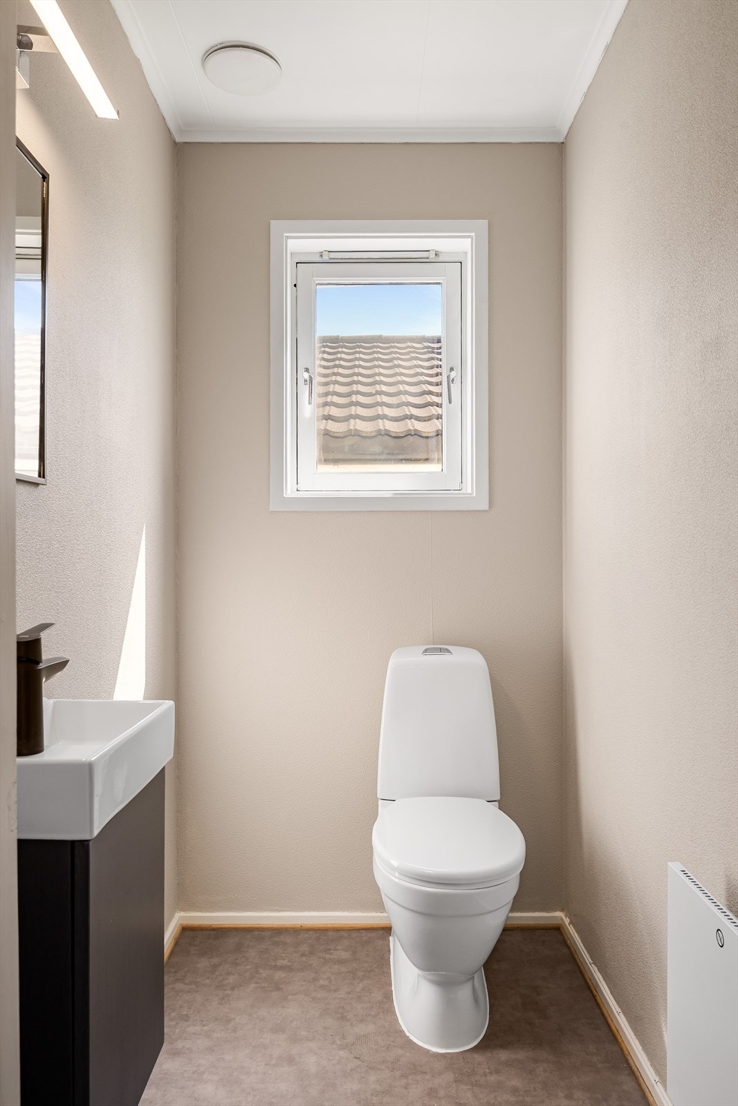 Vegg-i-vegg med badet er det separat toalettrom. Oppvarming med panelovn. Galleribilde