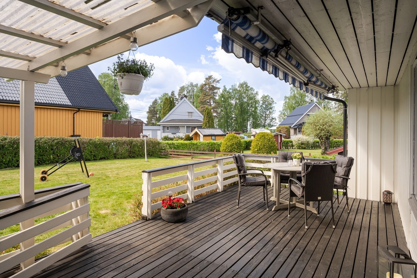 Terrassen er delvis takoverbygd og har et areal på ca. 24 kvm. Galleribilde