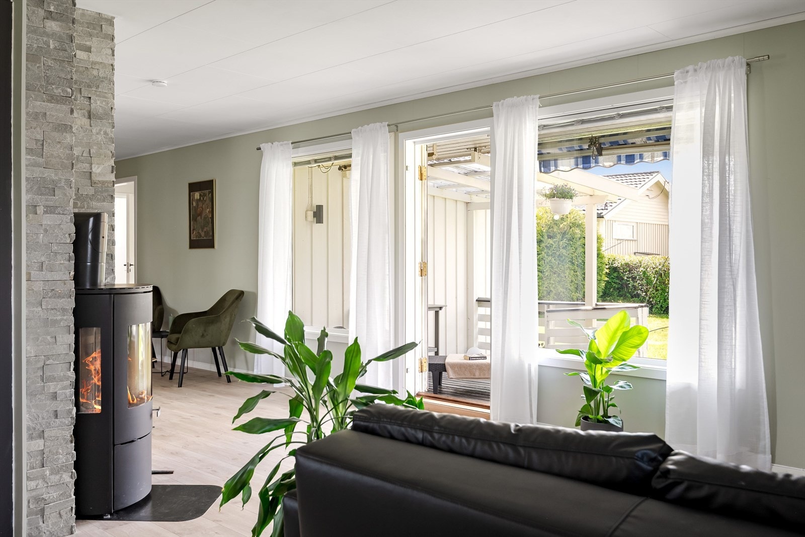 Det er utgang til sørvendt og solrik terrasse fra stuen. Galleribilde