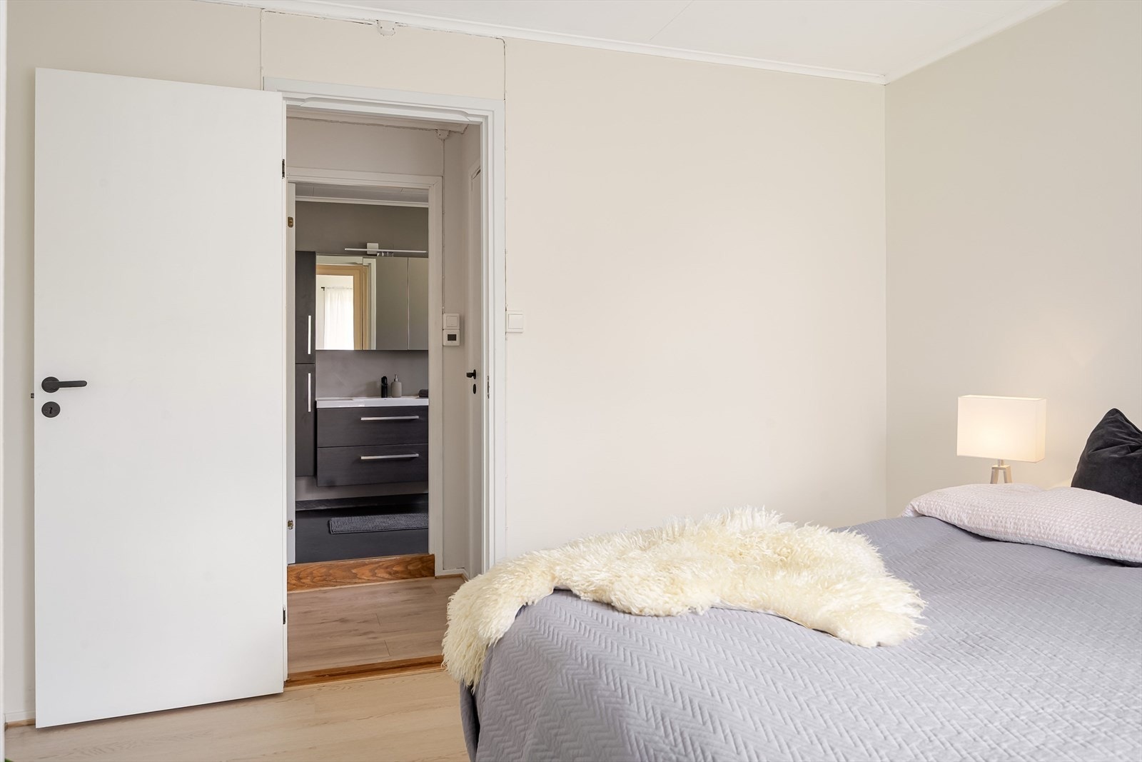 Godt med plass til det man trenger som seng, nattbord og oppbevaringsmøbel. Galleribilde