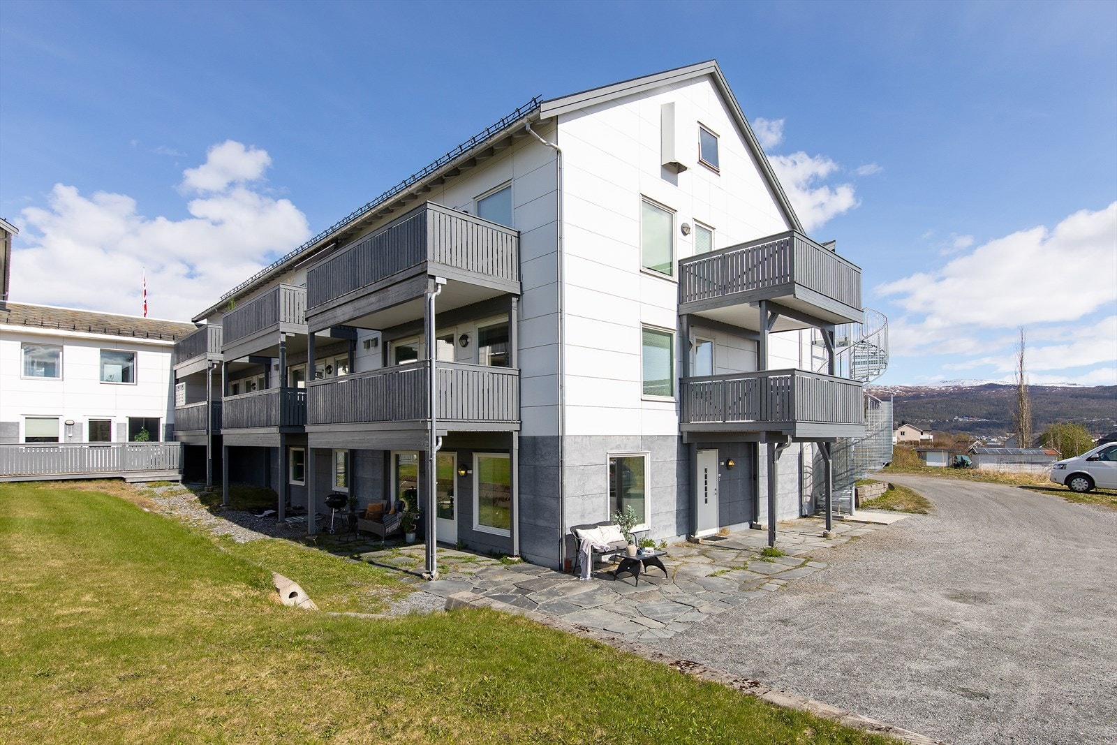 Leiligheten har egen inngang, enkel adkomst og alle funksjoner på ett plan. Overbygget inngangsparti Galleribilde