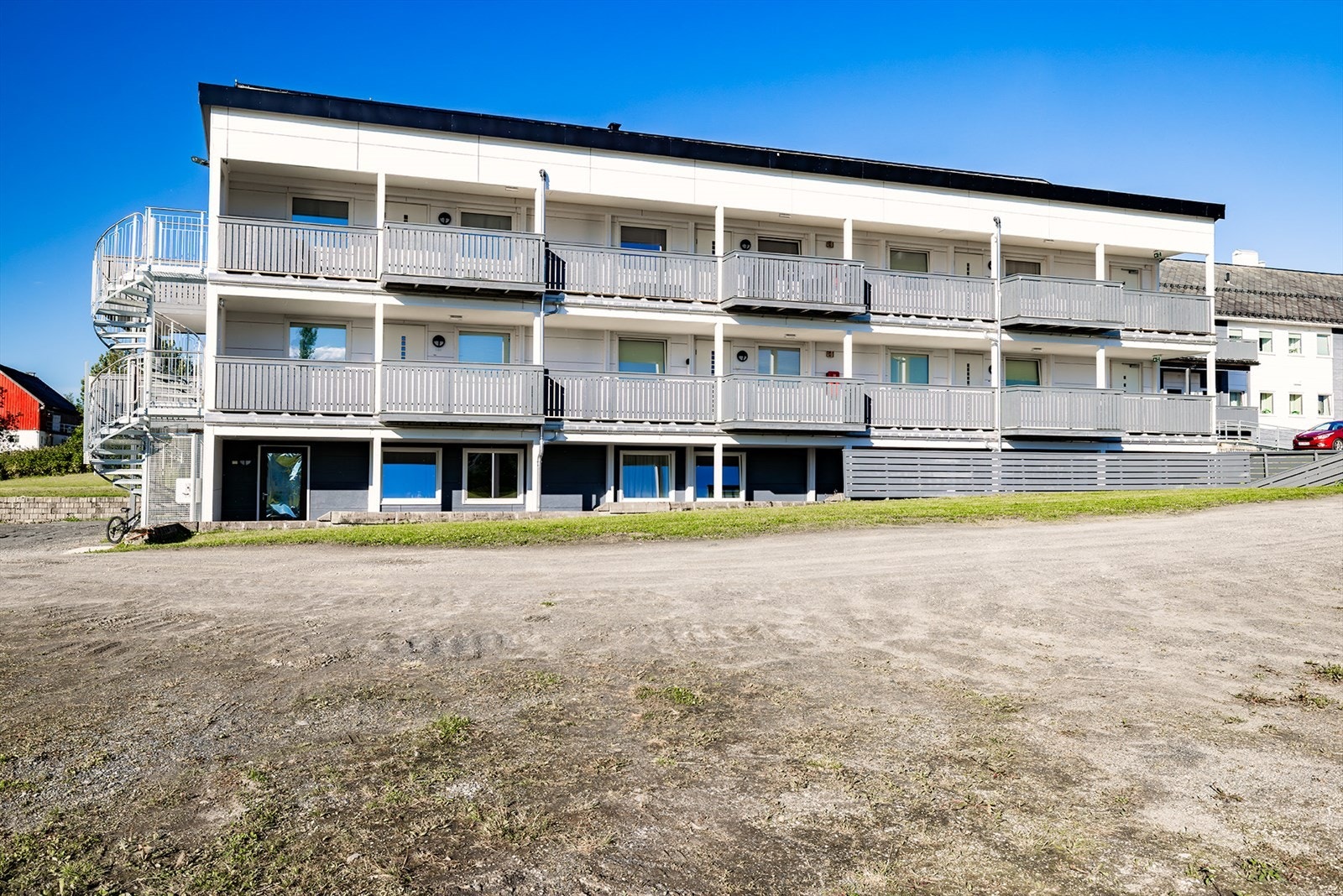 Inngangen til boden sees helt til venstre på døren i 1. etg Galleribilde