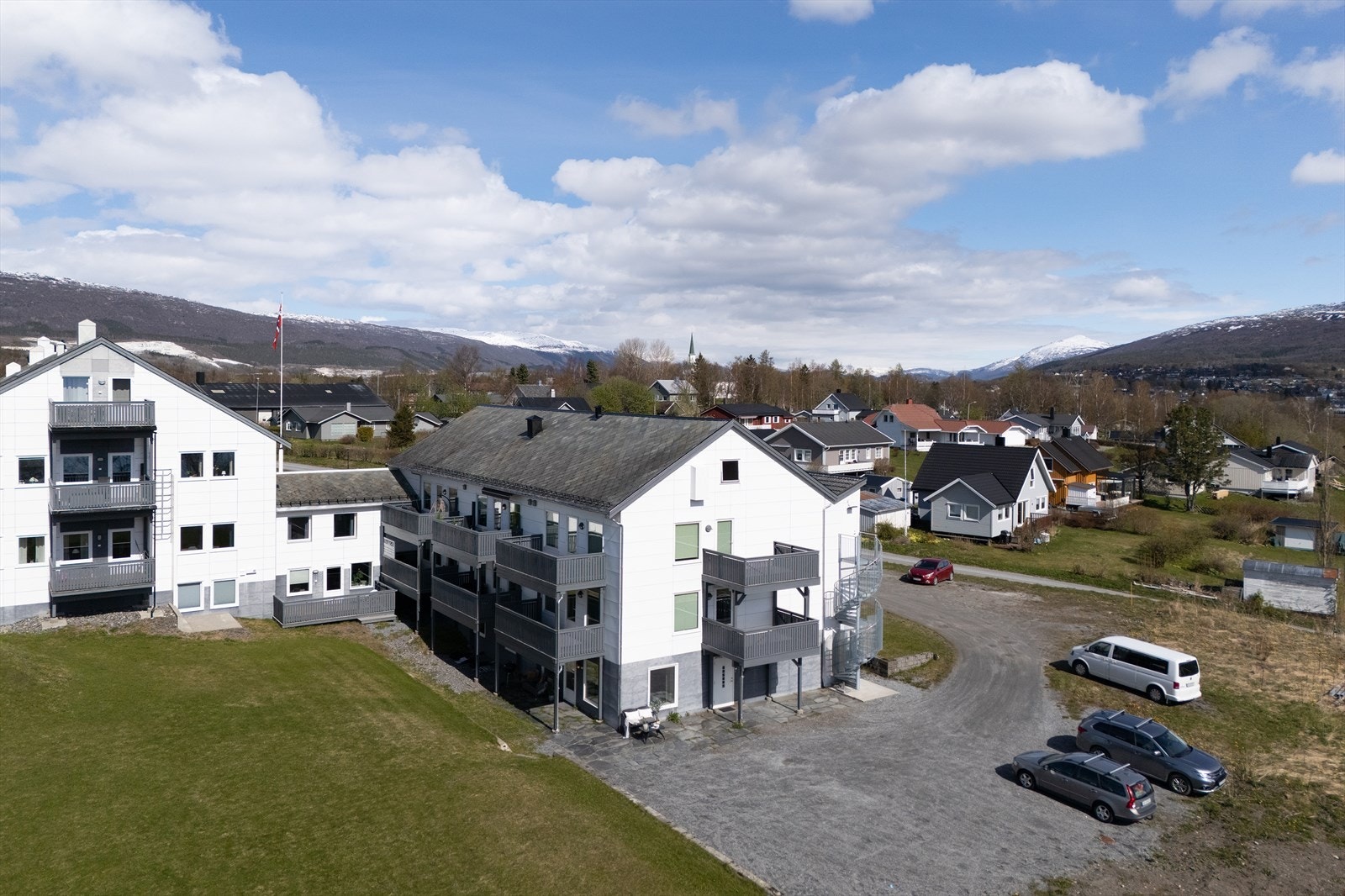Praktisk utebod like ved inngangsdøren. Se planskisse Galleribilde
