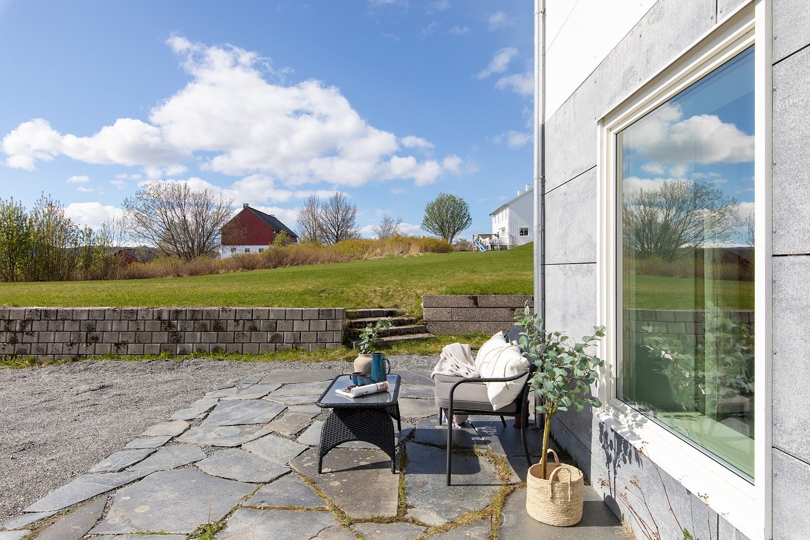 Busstopp ligger ca. 250 m fra inngangsdøren og nærbutikk ca. 450 m unna. Gangavstand til sentrum, barnehage, skoler og Fauskebadet Galleribilde