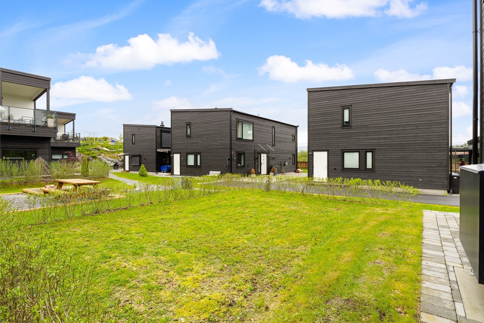 I tillegg til terrassen, finner du en fin hage ved inngangspartiet. Galleribilde