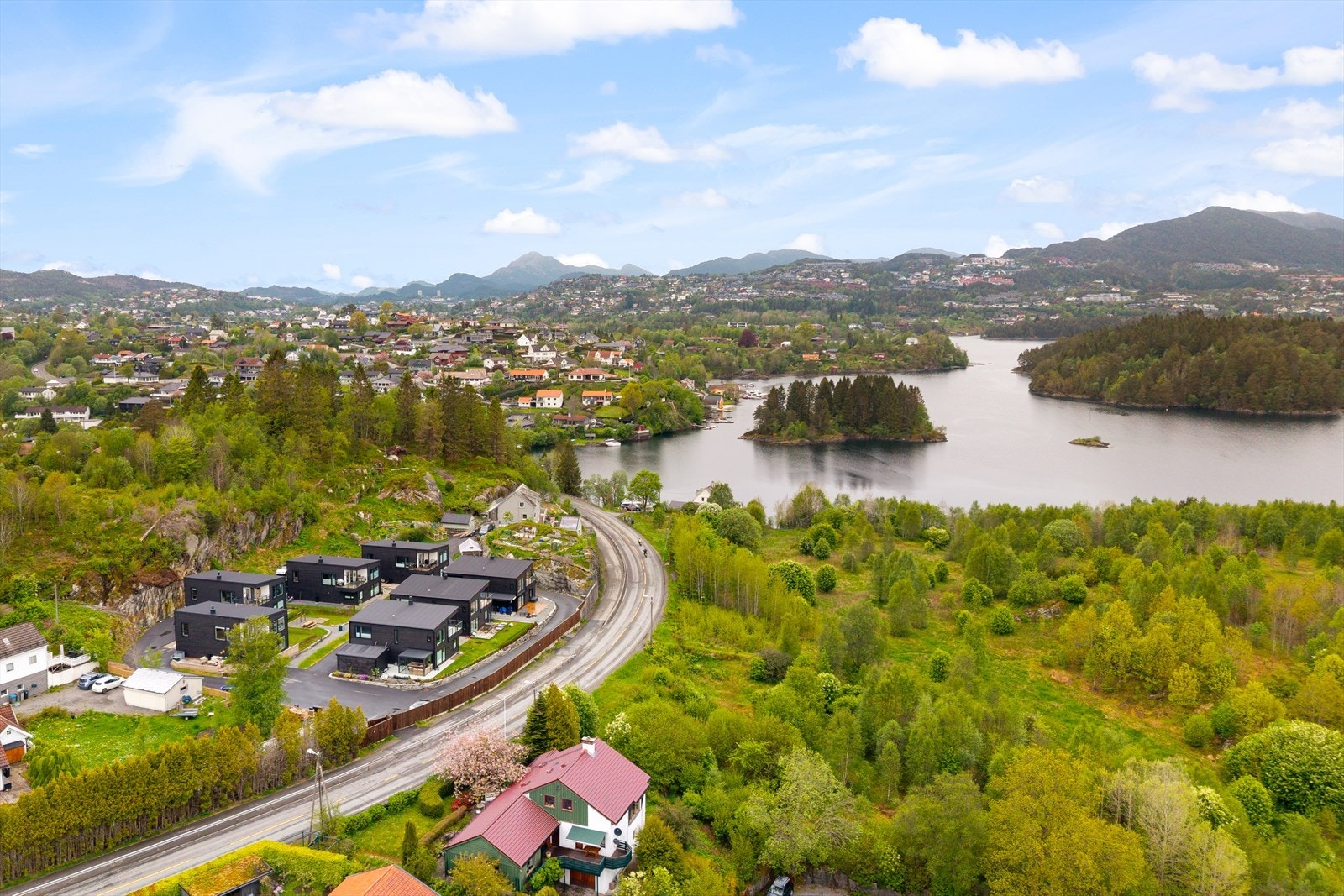 Søreidgrend byr på flotte tur- og rekreasjonsmuligheter med nærhet til sjø, turstier og grøntområder. Galleribilde
