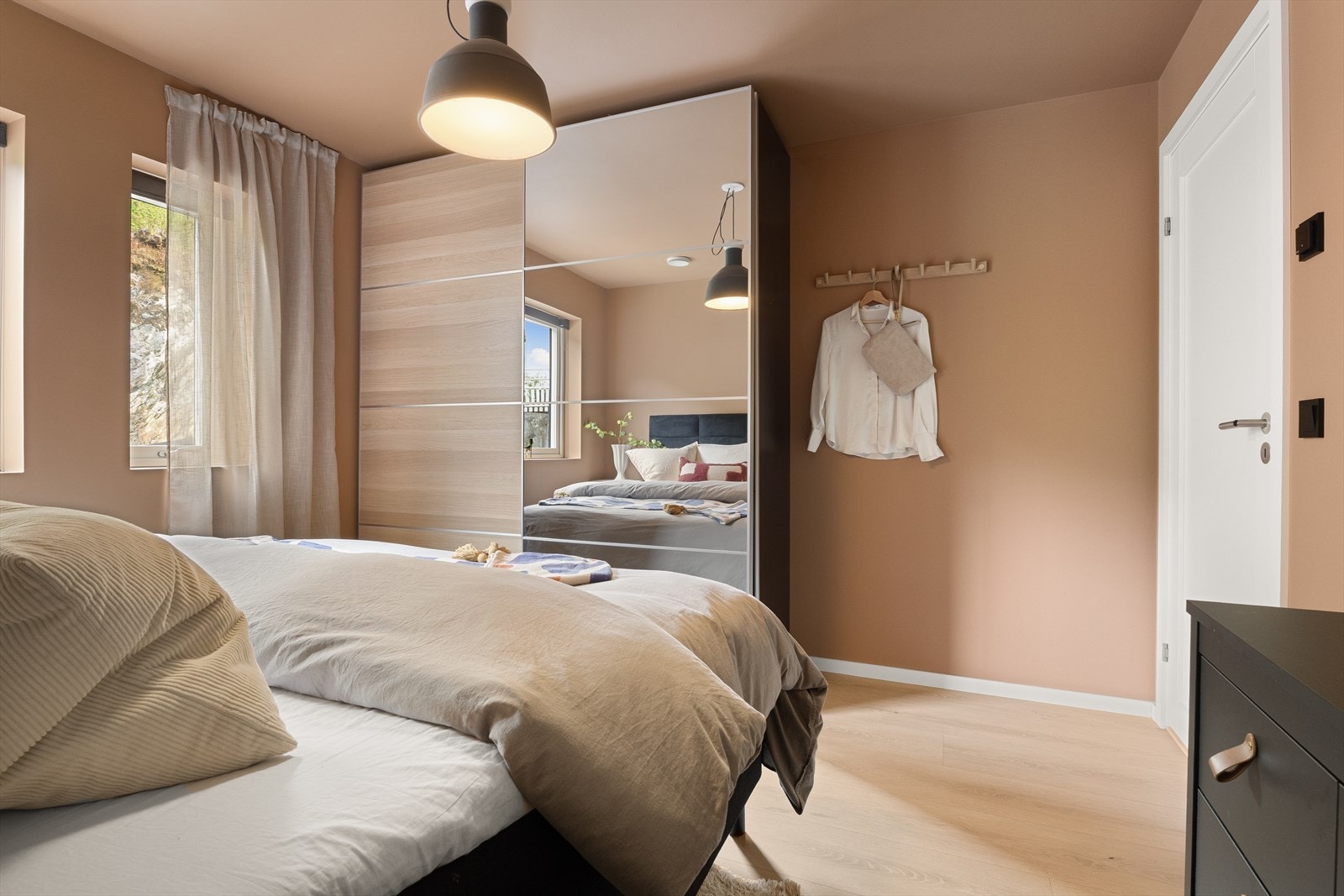 Her har du også god plass til dobbeltseng og garderobe. Galleribilde