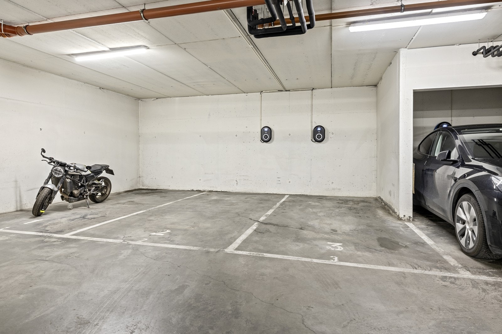 Leiligheten disponerer en fast biloppstillingsplass med elbillader i felles garasjeanlegg. Borettslaget har tilknytning til Garasjesameiet A og B. Galleribilde