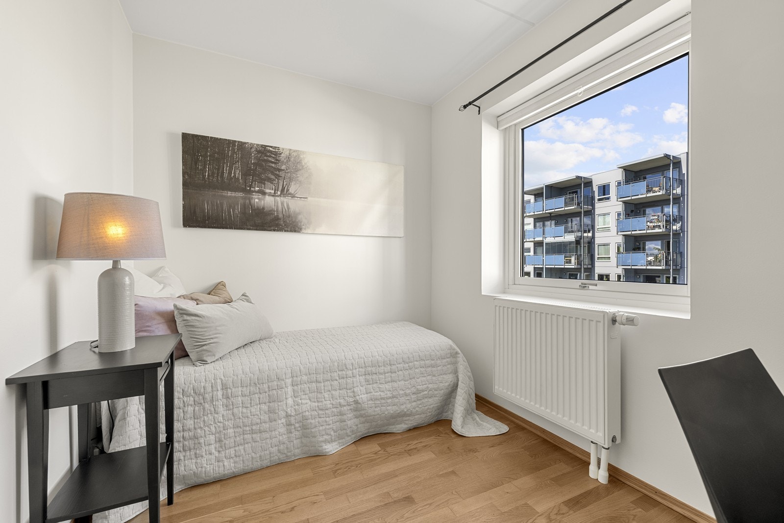 Rommet har plass til seng og skrivepult, og et vindu som gir godt med lys. Galleribilde