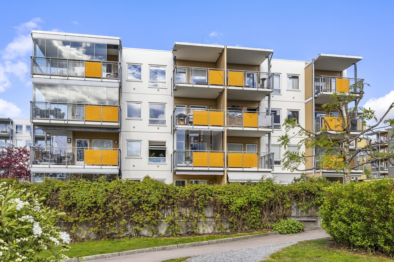 Fra balkongen ser du både Holmenkollåsen og ned til fjorden. Galleribilde