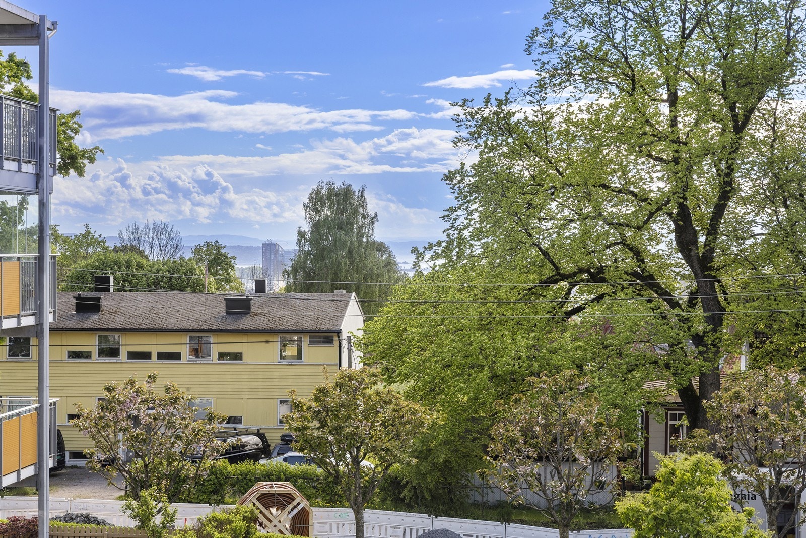 Boligen har flotte grønne fellesområder, som skifter karakter i takt med sesongene. Galleribilde