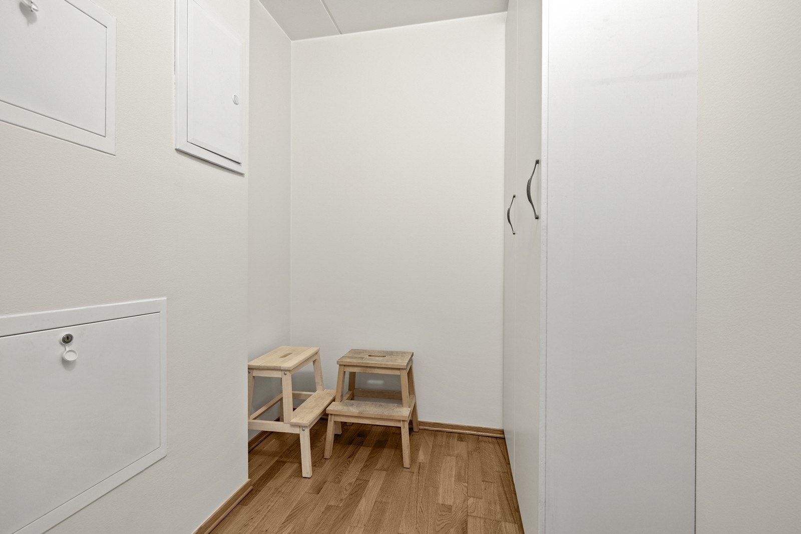 Praktisk innvendig bod gir ekstra lagringsplass. Leiligheten disponerer også en bod i kjelleren. Galleribilde