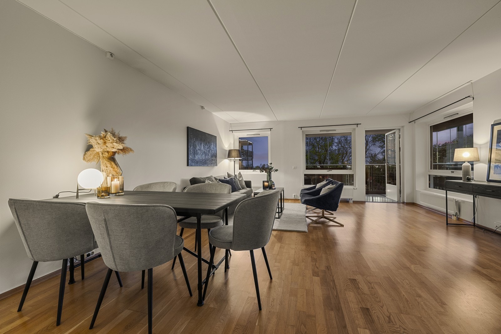 Den åpne løsningen gir en god oversikt og kontakt mellom sonene, selv med dempet belysning. Galleribilde