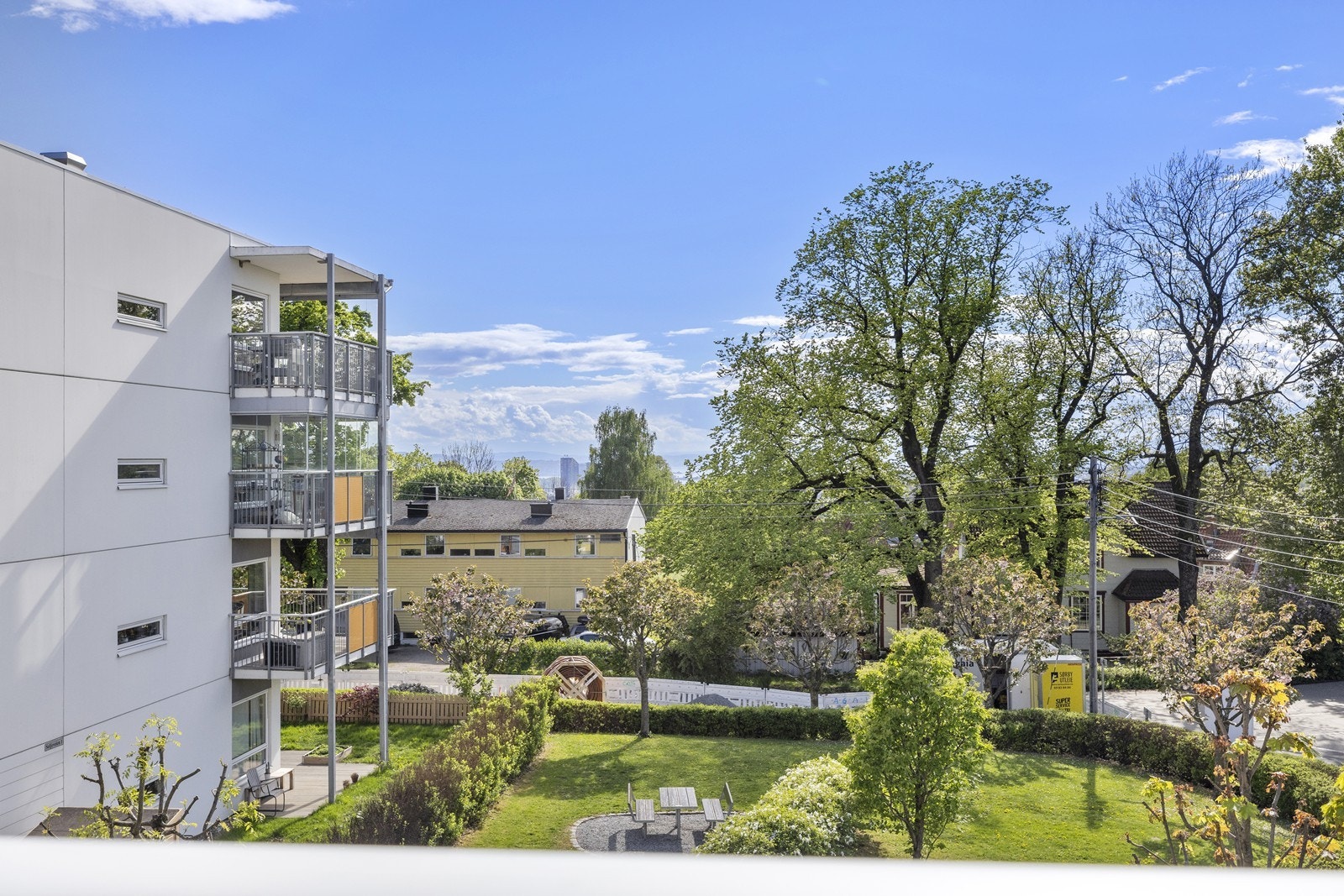 Leiligheten ligger i første rekke og her får du utsikten rett inn gjennom vinduene. Galleribilde