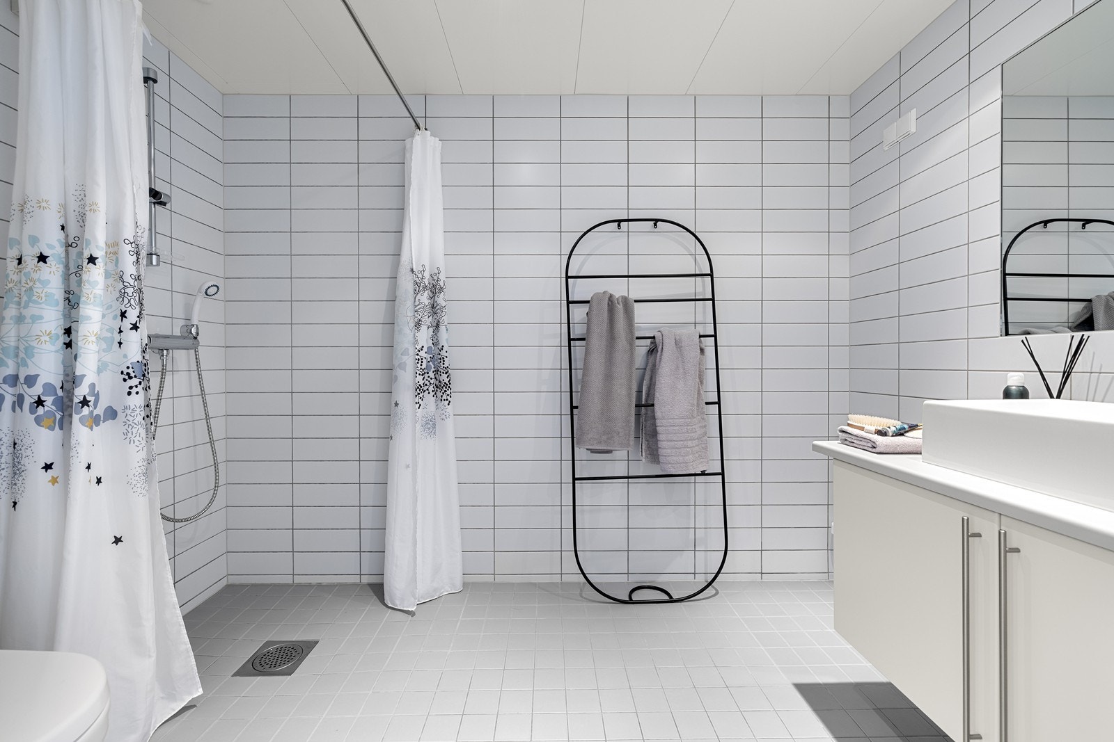 Badet har opplegg for vaskemaskin og tørketrommel. Galleribilde