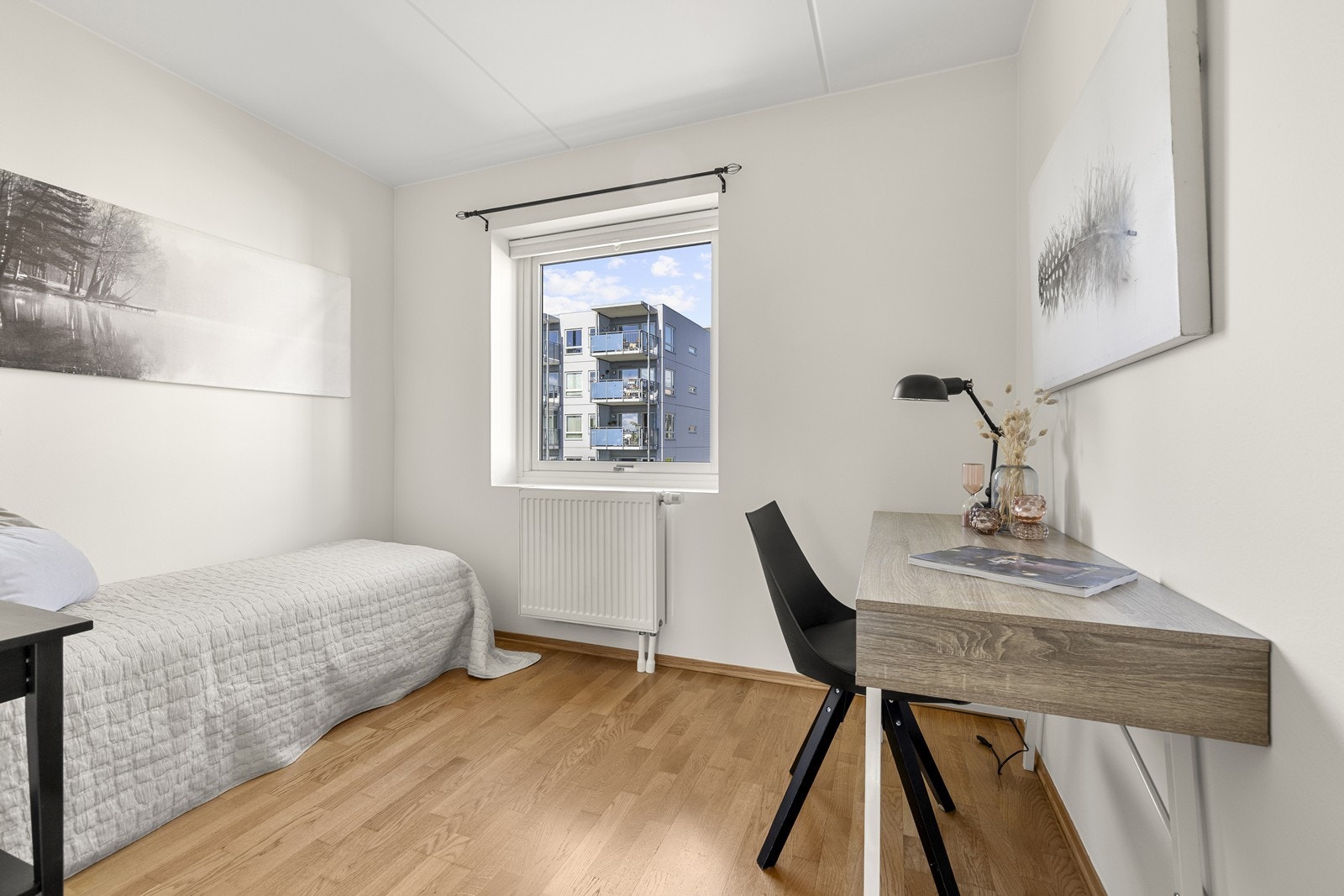 Det andre soverommet er et fleksibelt rom som egner seg godt som barnerom, gjesterom eller kontor. Galleribilde