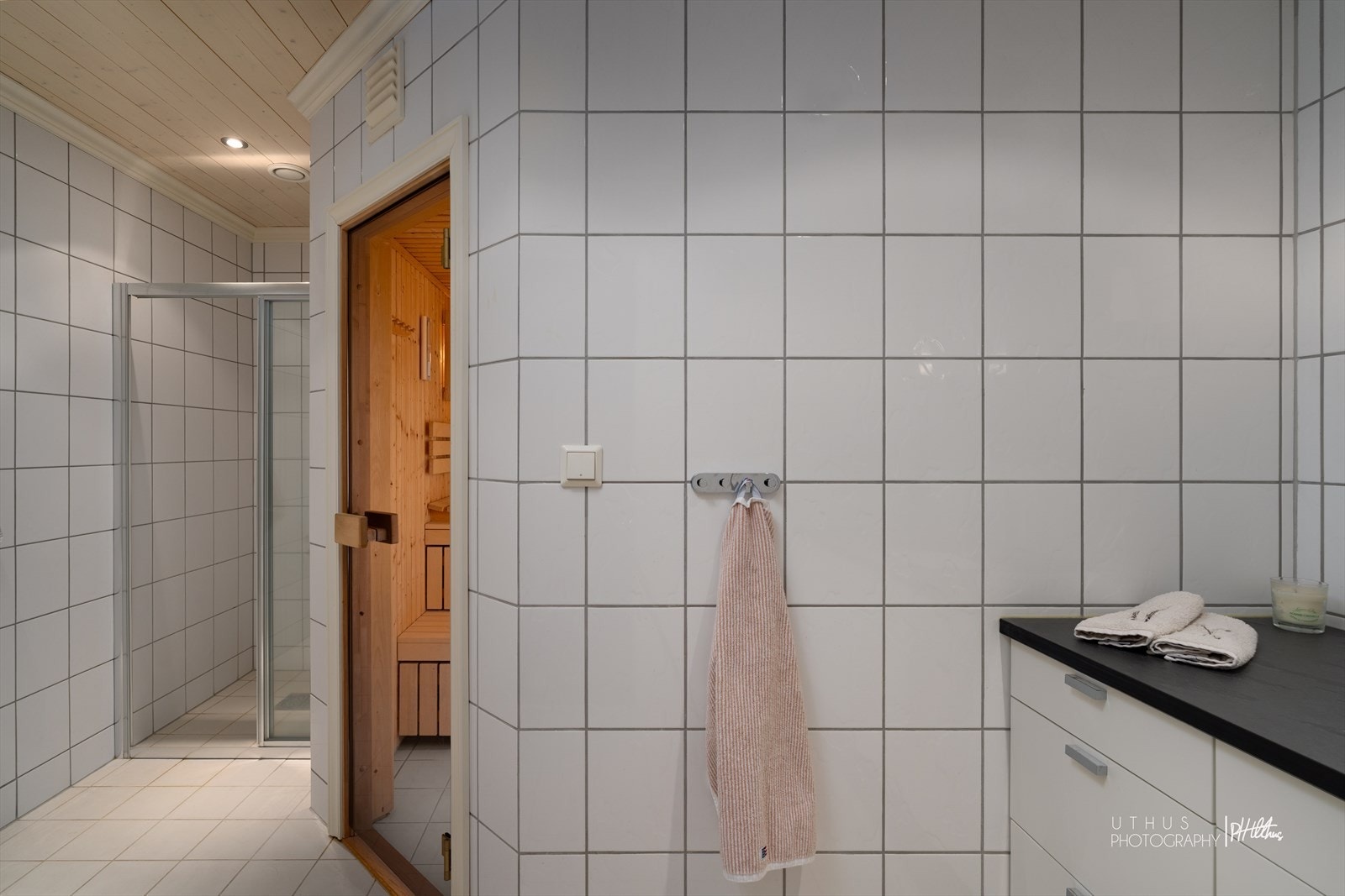 Stort bad med dusj og en romslig sauna Galleribilde