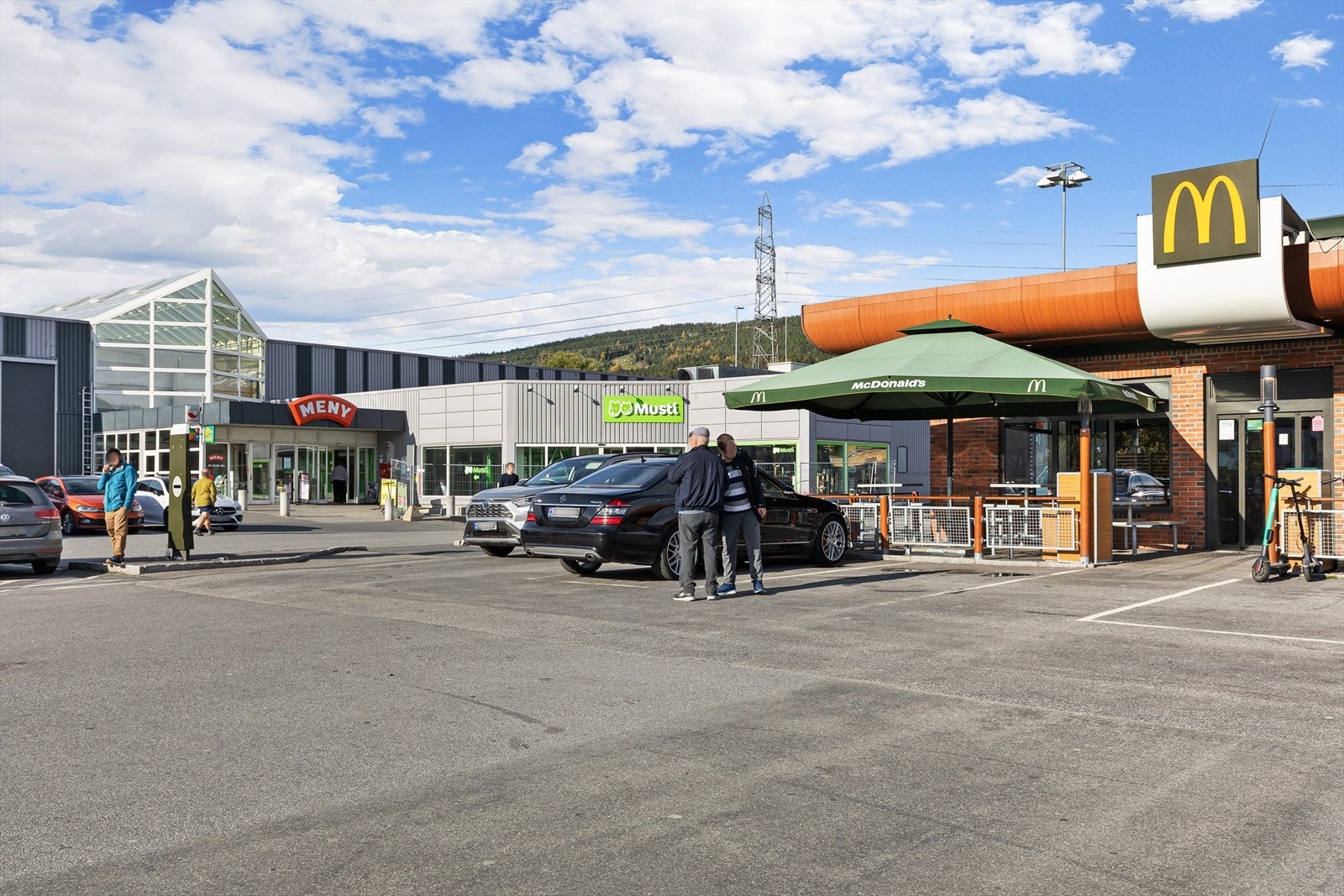 På åssiden er det senter med Meny, McDonalds etc. Galleribilde