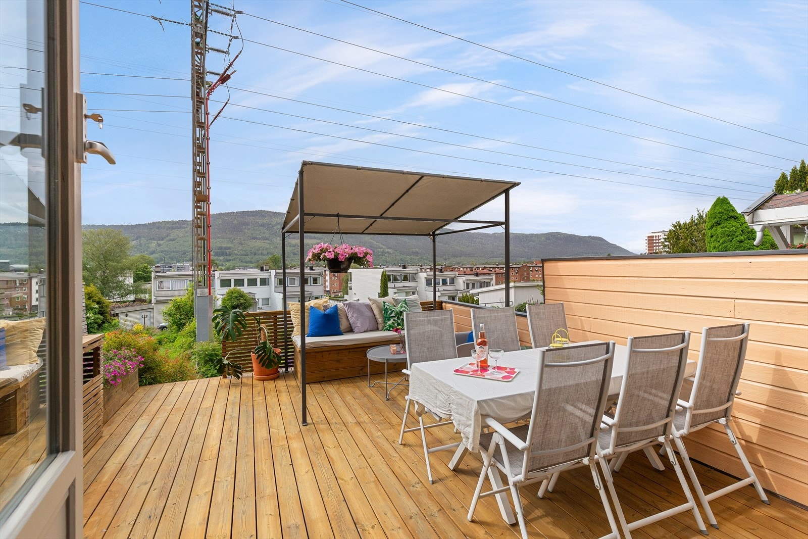 Boligen har solrike uteområder med terrasse og hage Galleribilde