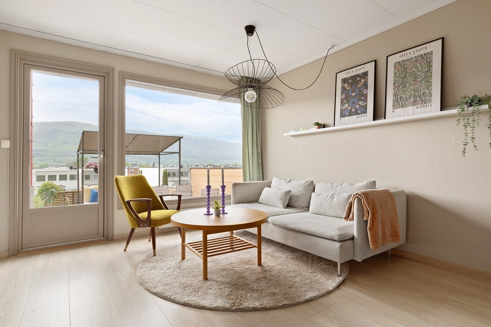 Store vindusflater bidrar til godt med naturlig lys i oppholdsrommet Galleribilde