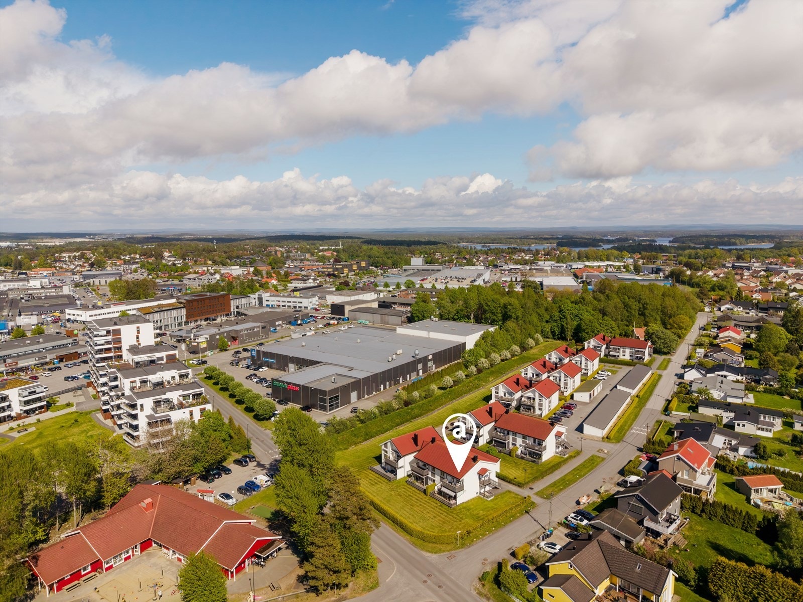 Fra boligen er det kort vei til handelsområdet på Høyda med et bredt utvalg butikker, dagligvareforretninger, treningssentre, caféer og øvrige servicetilbud. Galleribilde