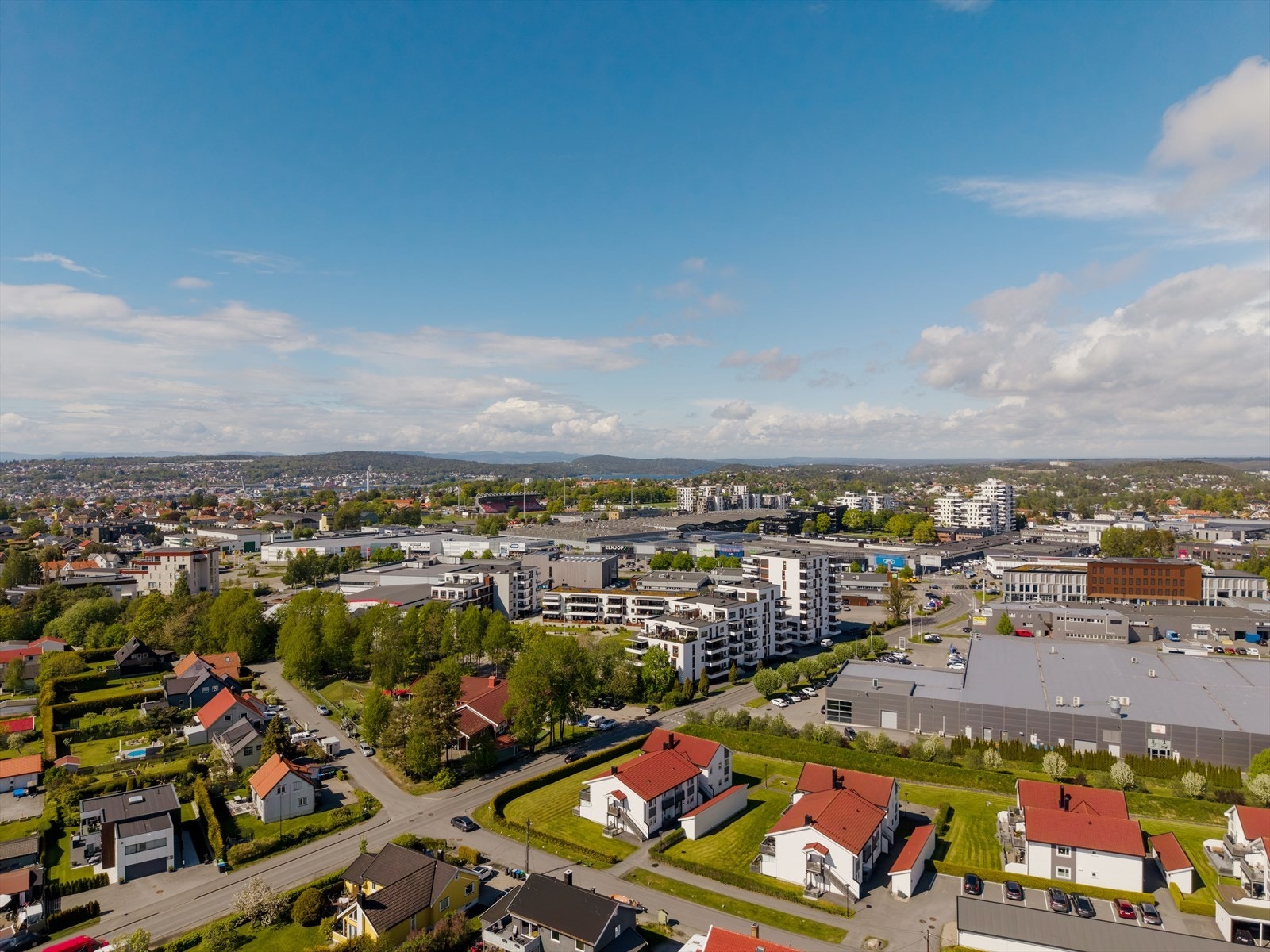 I nærområdet finner du skoler, barnehager, idrettsanlegg og flere fritidstilbud, noe som gjør området attraktivt for både barnefamilier og voksne i ulike livsfaser. Galleribilde