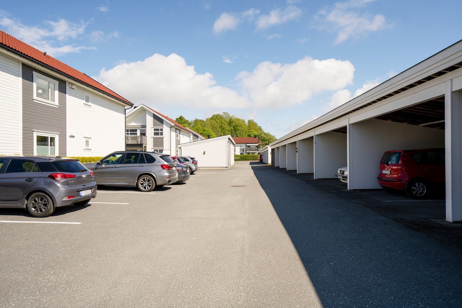 Leiligheten har tilgang til et velholdt og asfaltert uteområde med parkeringsplass og oppstilling i carport. Galleribilde