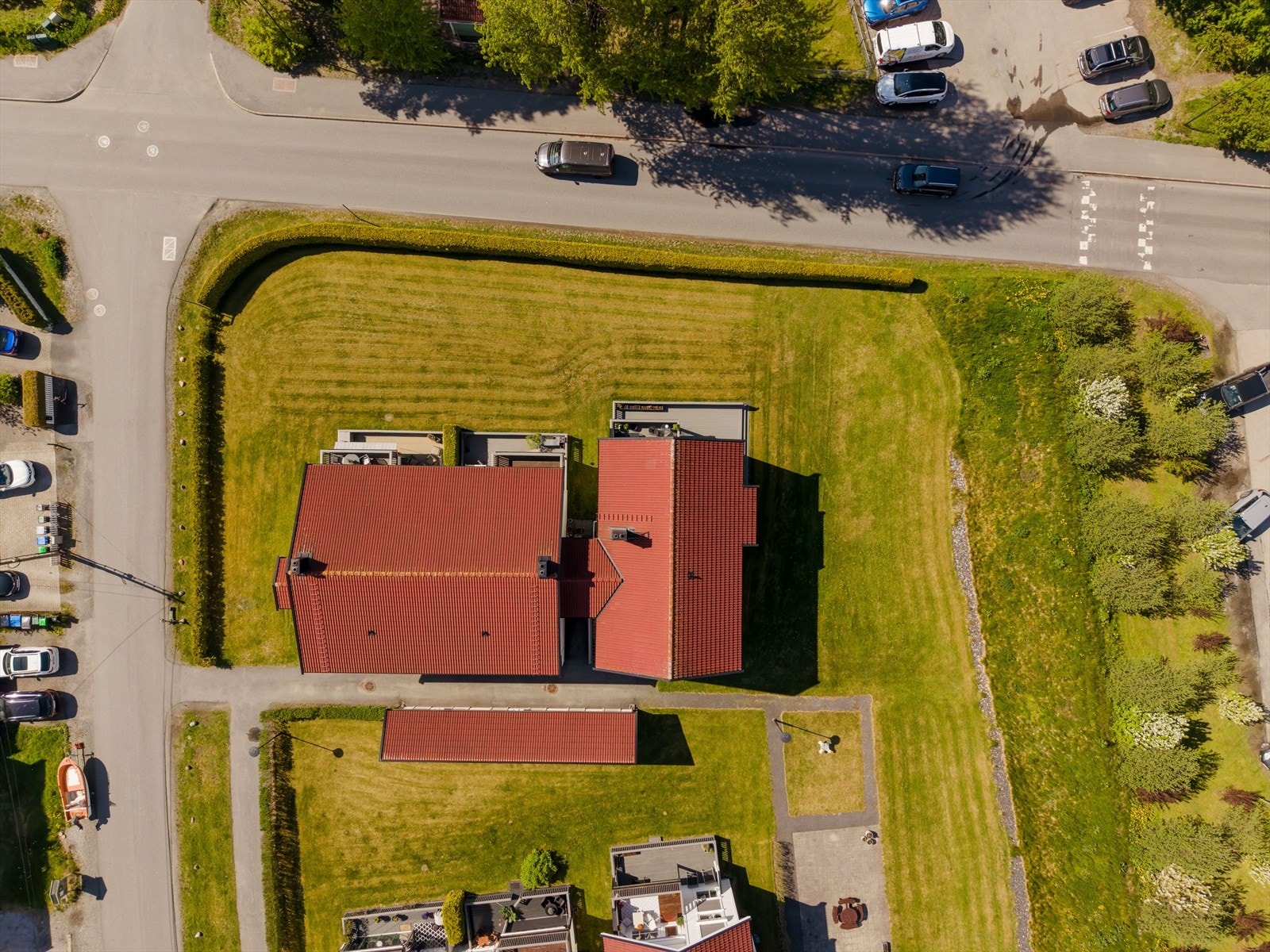 Boligen har et asfaltert gårdsplass og opparbeidet grøntareal rundt eiendommen. Galleribilde