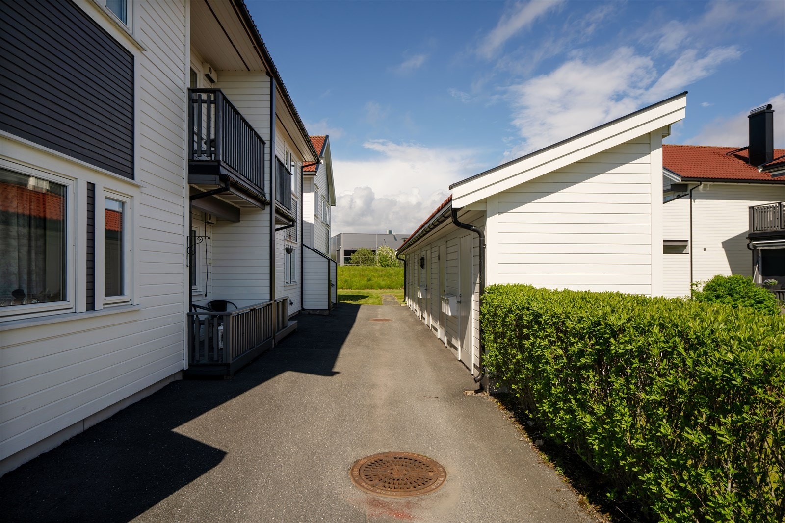 Carlsmindeveien 6B ligger attraktivt til på Ekholt i Moss - et populært og veletablert boligområde med nærhet til natur og et bredt utvalg servicetilbud. Galleribilde