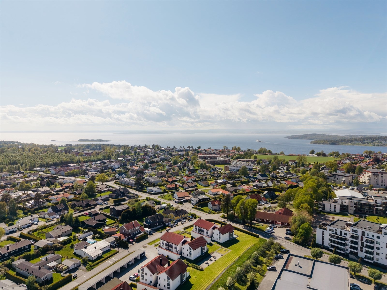 Ekholt byr også på gode rekreasjonsmuligheter med nærhet til skogsområder, turstier og kystnære områder som inviterer til både mosjon og avslapning året rundt. Galleribilde