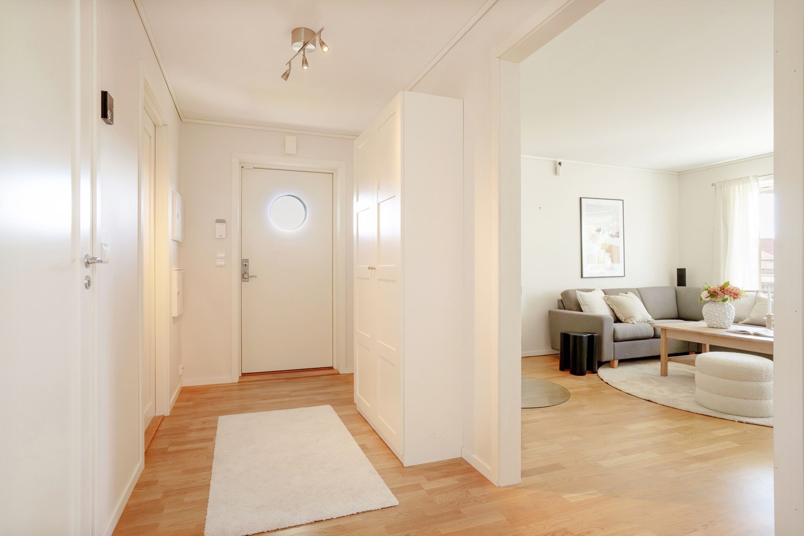 Entréen gir et godt førsteinntrykk av boligen. Galleribilde