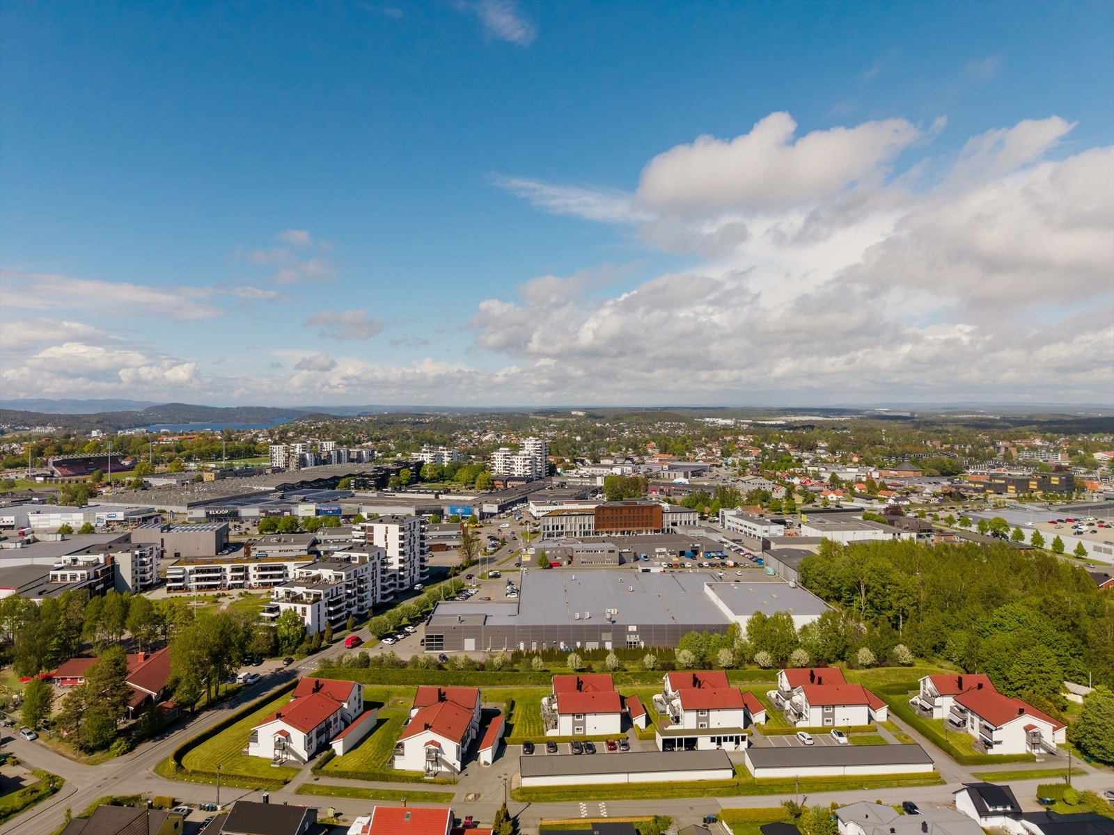 Området er kjent for sitt populære handelsområde, med kort avstand til Varnaveien og E6. Galleribilde