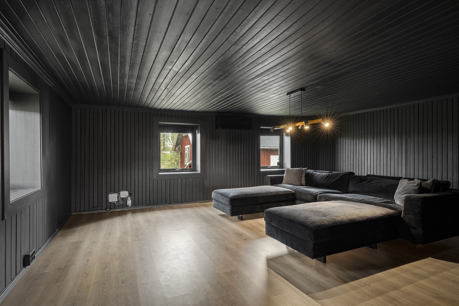 Stuen er romslig og har god plass til sofagruppe. Galleribilde