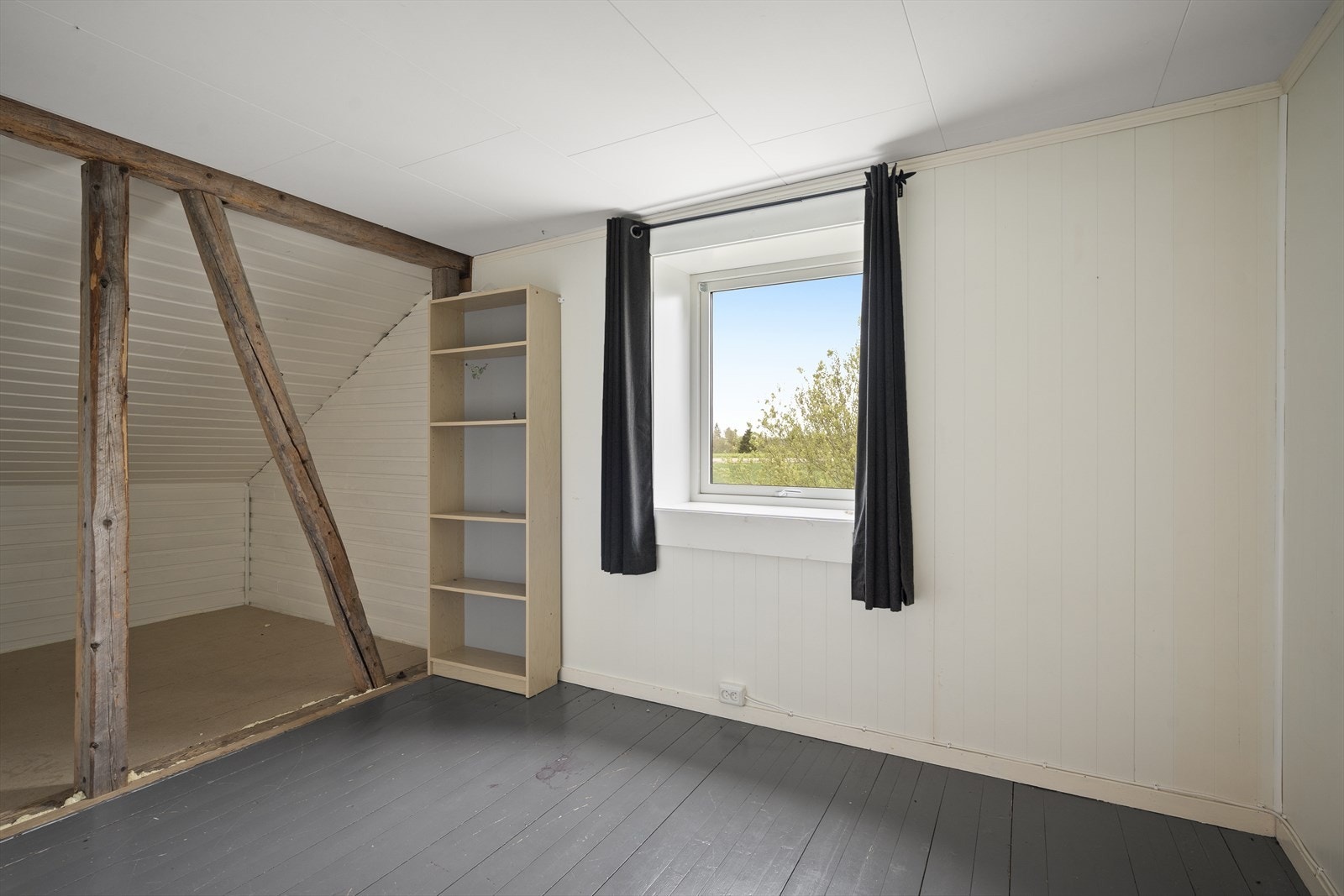 Soverom 2 er romslig med god plass til dobbeltseng og oppbevaringsløsninger. Galleribilde